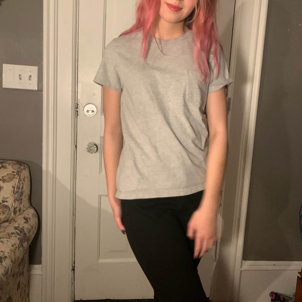 Plain tee with pocket